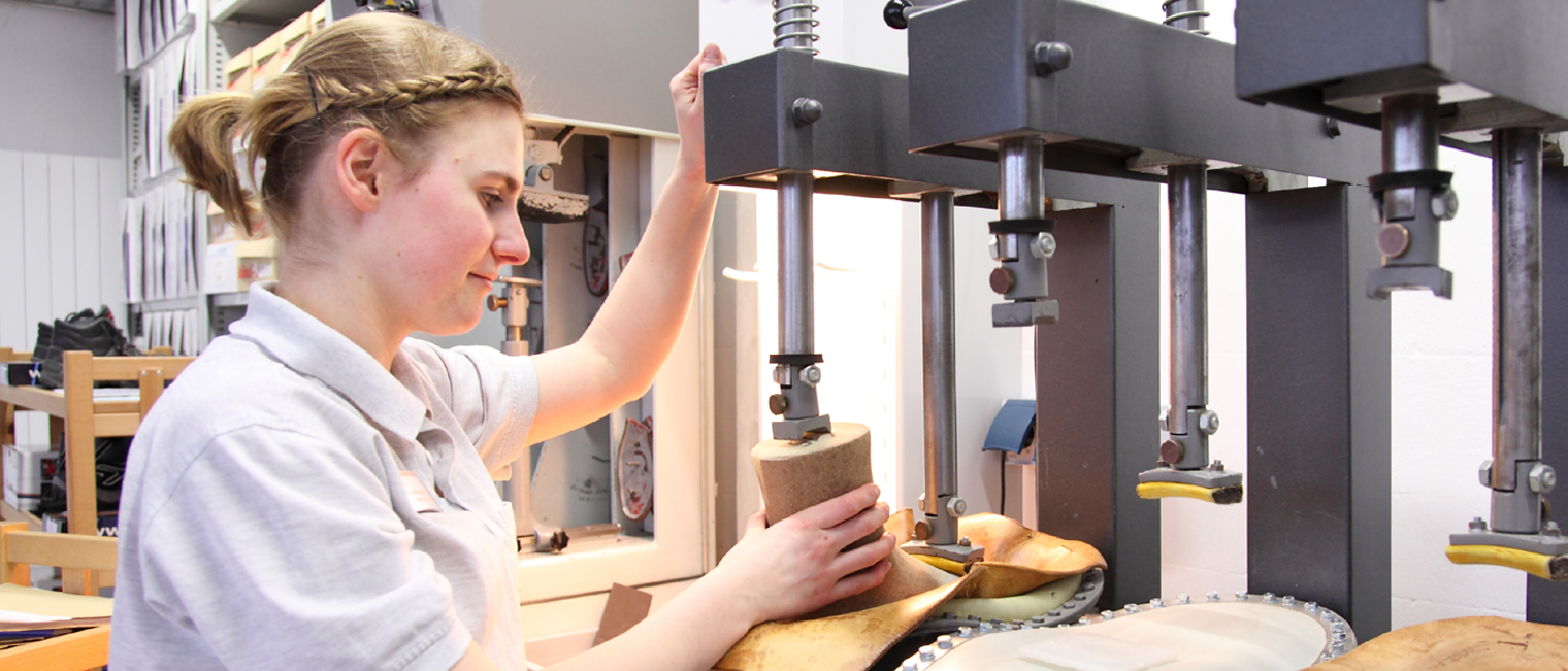 Orthopädieschuhmacher 15115 Werkstatt Frau Holz Maschine Leder Form