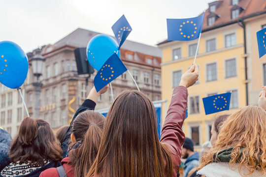 171889177 Europa Demo Menschen Fahne Fähnchen EU Binnenmarkt